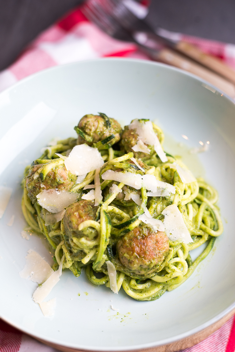 Courghetti met avocadopesto en kipgehaktballetjes