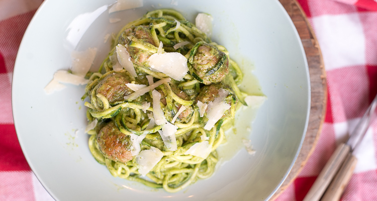 Courghetti met avocadopesto en kipgehaktballetjes