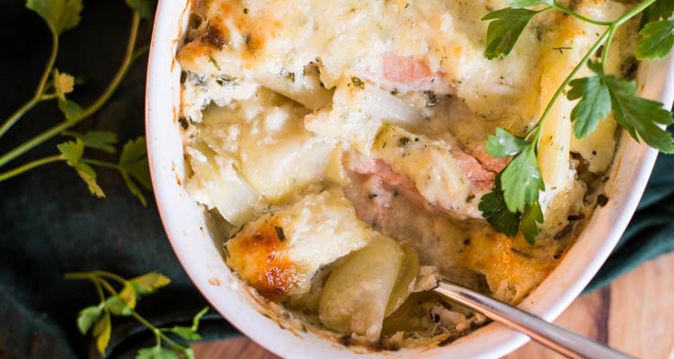 Witte aspergeschotel met zalm
