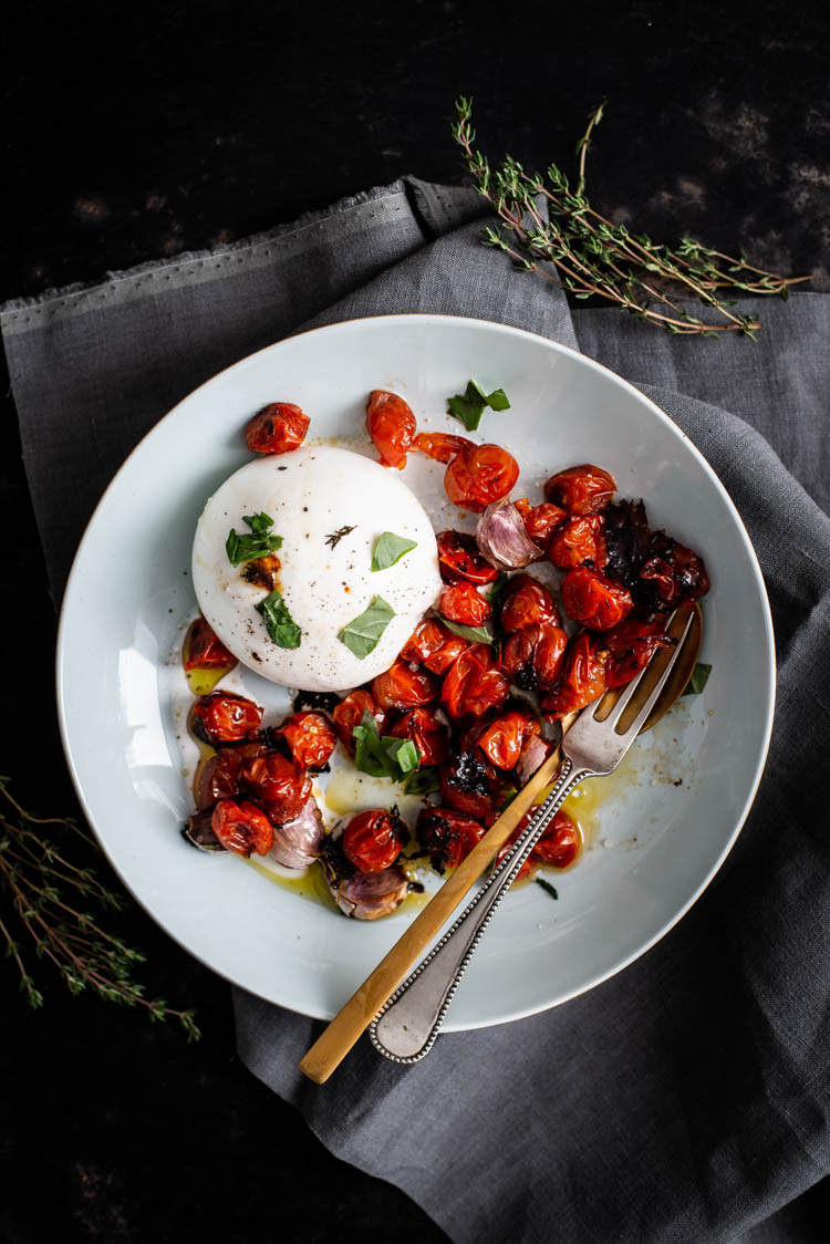 Burrata Caprese met geroosterde cherrytomaatjes