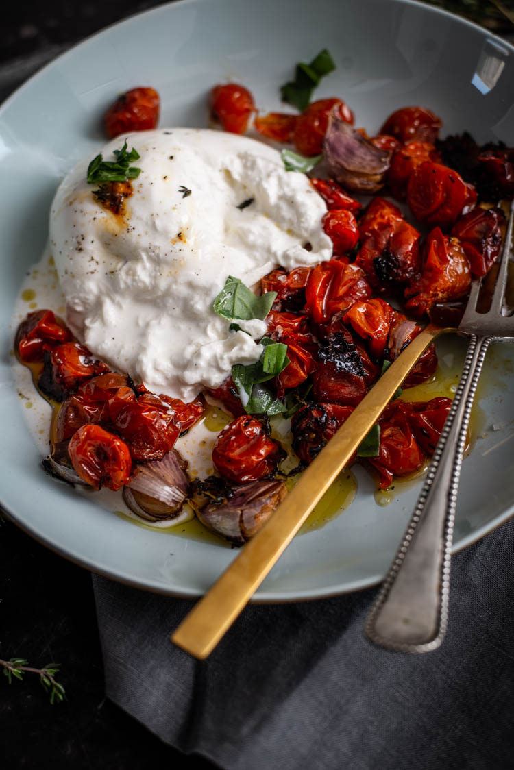 Burrata Caprese met geroosterde cherrytomaatjes