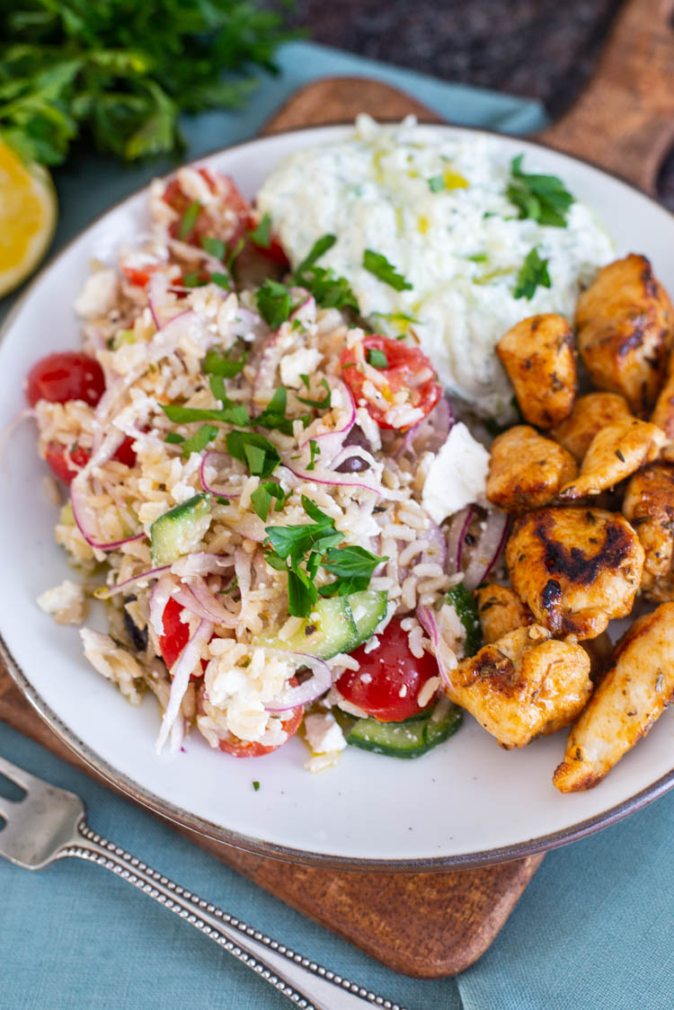 Griekse rijstsalade met kipgyros en tzatziki 