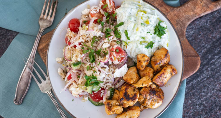 Griekse rijstsalade met kipgyros en tzatziki