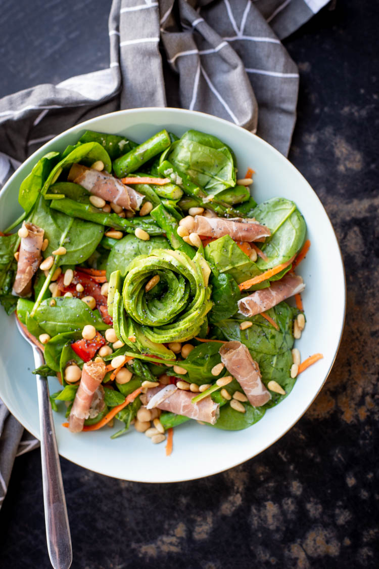 Groene aspergesalade met kikkererwten en spinazie