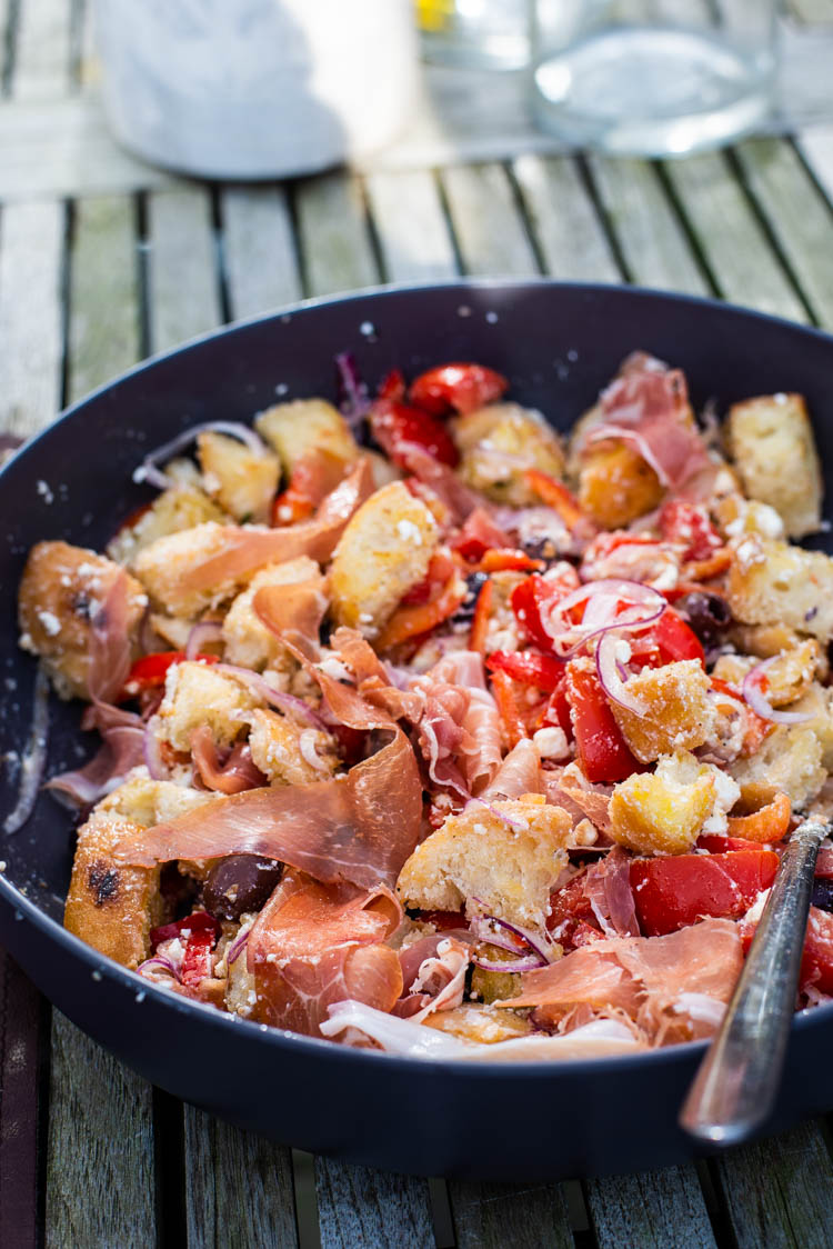 Panzanella met feta en parmaham