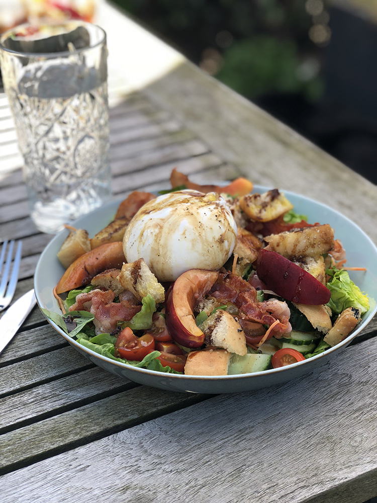 Zomersalade met nectarine en burrata