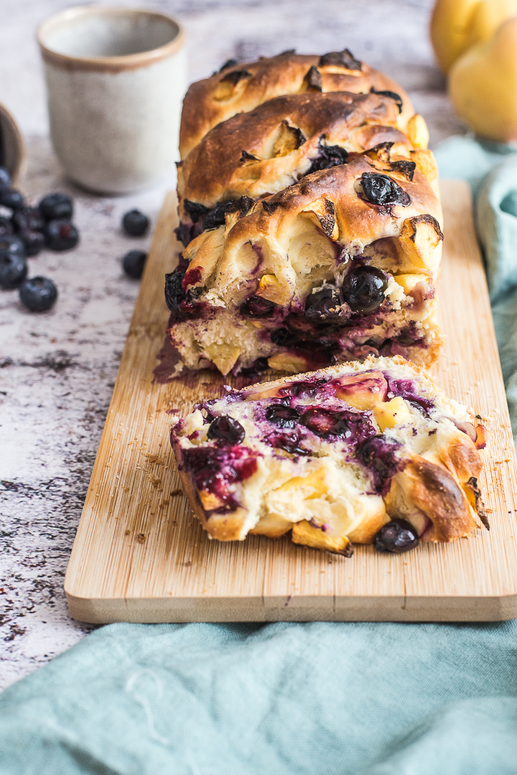 Babka met perzik en blauwe bessen