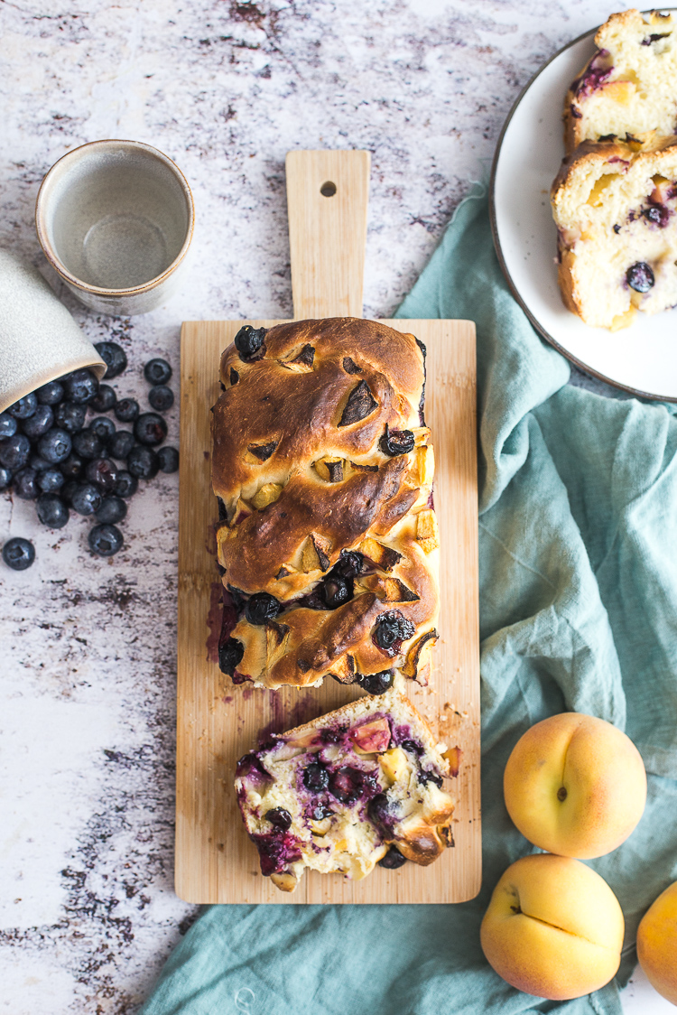 Babka met perzik en blauwe bessen