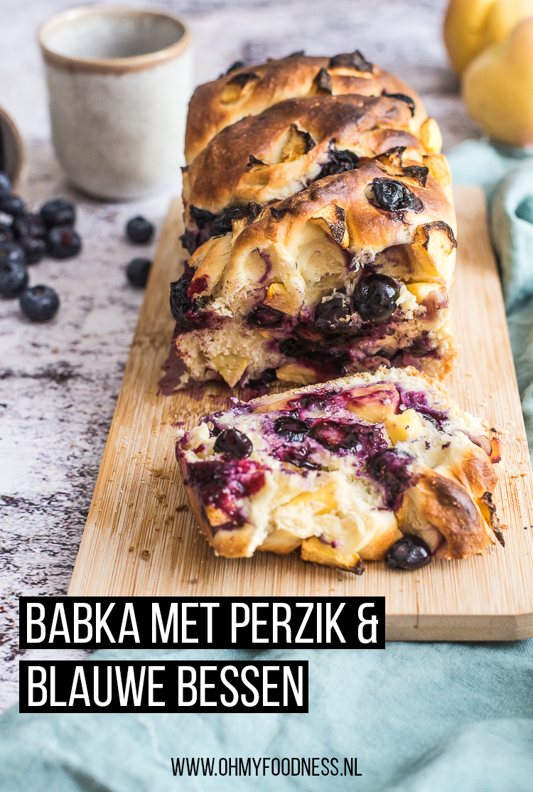 Babka met perzik en blauwe bessen