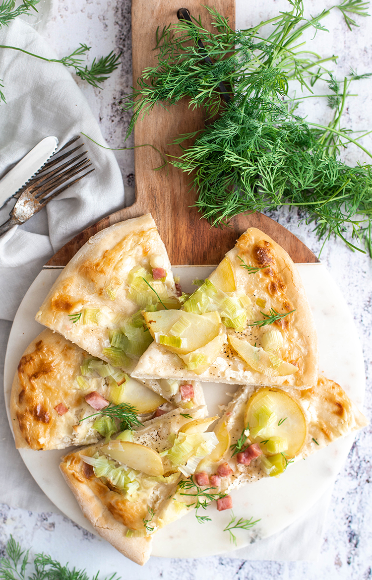 Flammkuchen met aardappel en prei