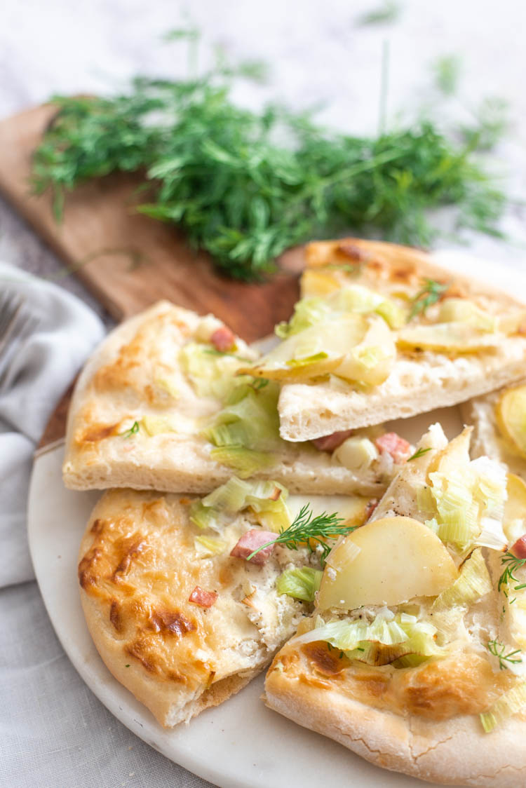 Flammkuchen met aardappel en prei