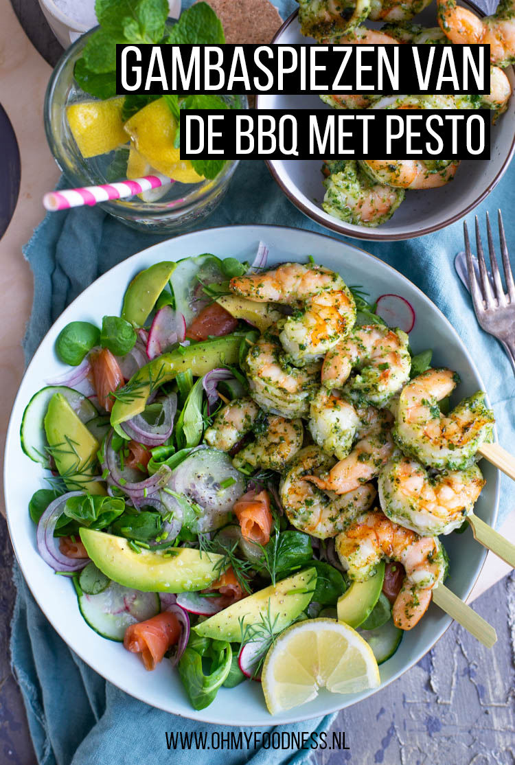 Gambaspiezen van de BBQ met pesto