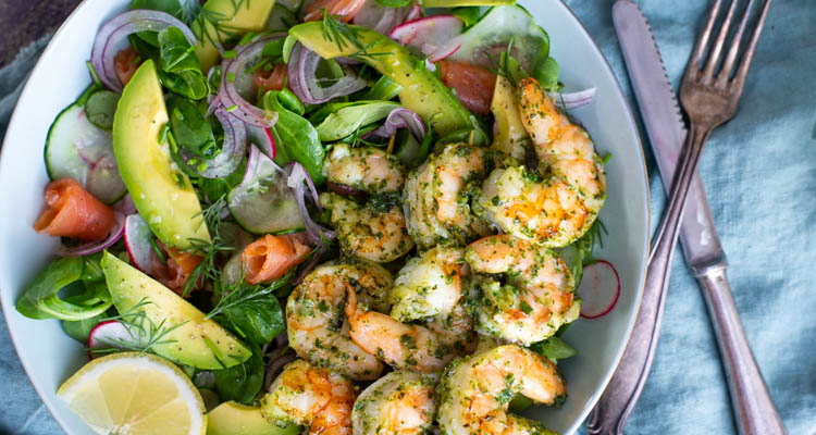 Gambaspiezen van de bbq met pesto en salade