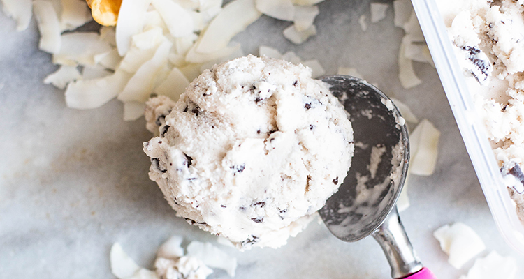 Kokosijs met chocolate chips