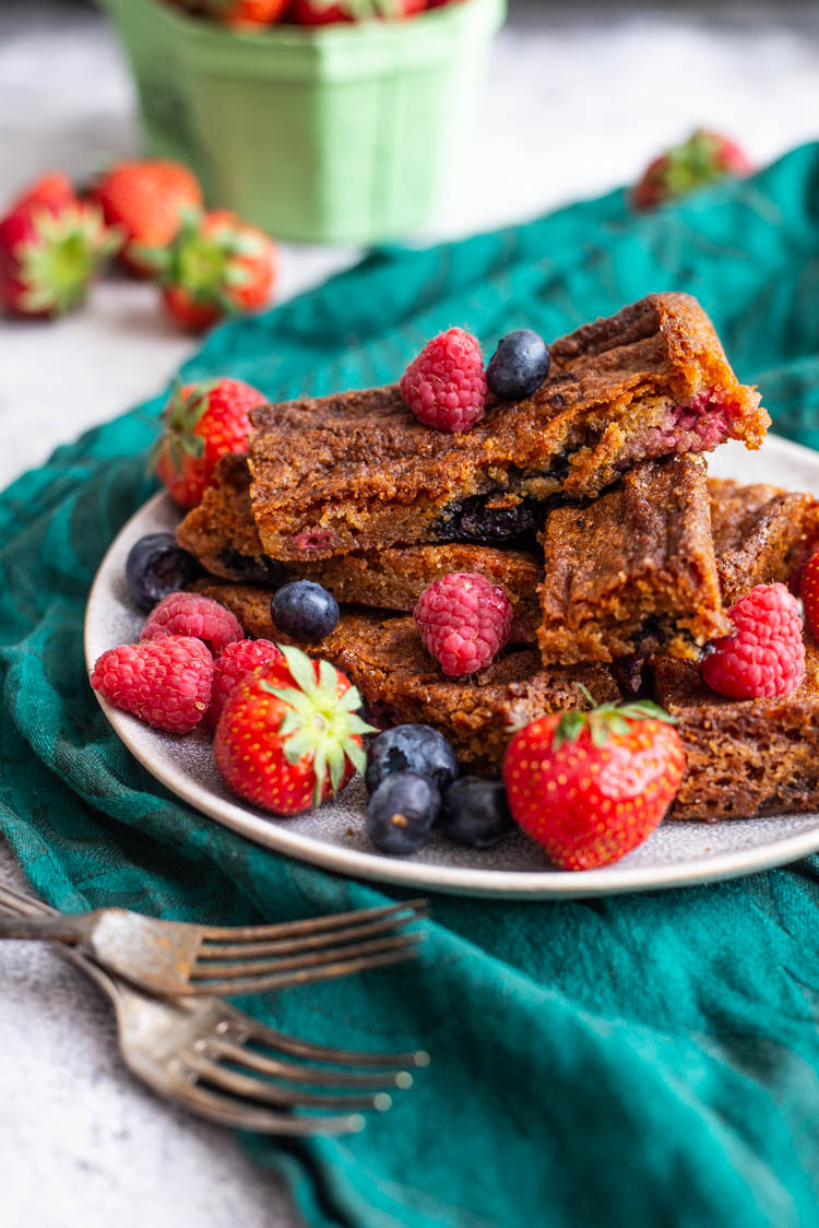 Blondies met rood fruit