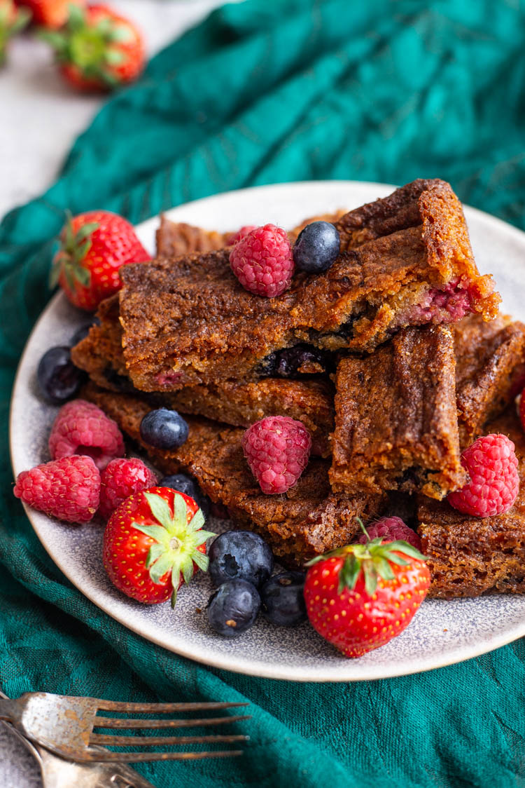 Blondies met rood fruit