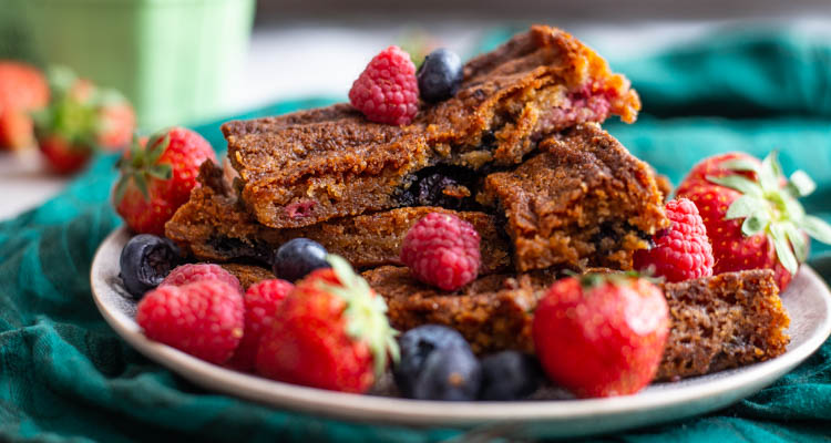 Blondies met rood fruit