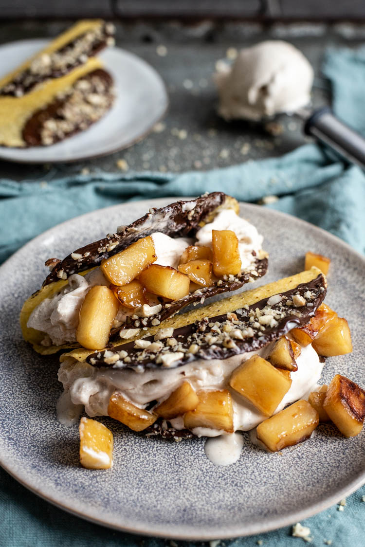 Desserttaco's met kaneelijs en gekarameliseerde appel