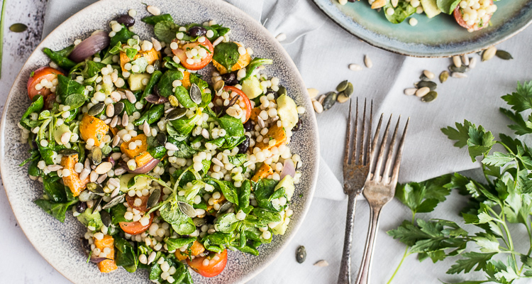 Parelcouscoussalade met gegrilde zoete aardappel