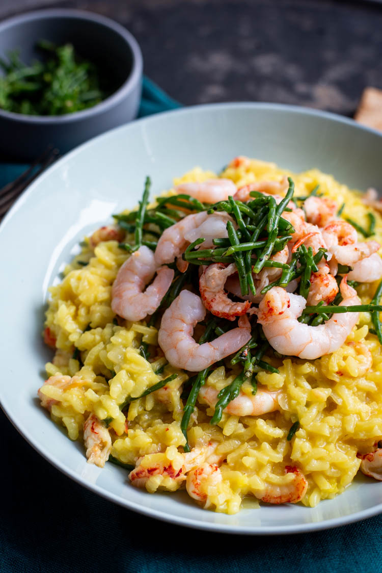 Saffraanrisotto met garnalen en zeekraal