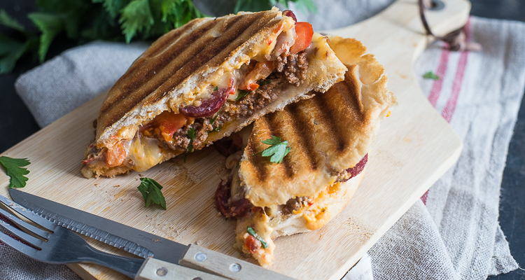 Turkse tosti met sucuk