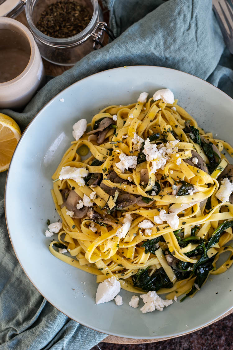 Budget pasta met spinazie, champignons en geitenkaas