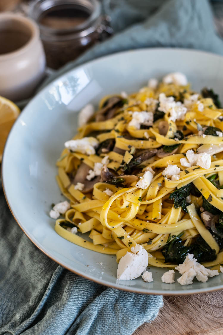 Budget pasta met spinazie, champignons en geitenkaas