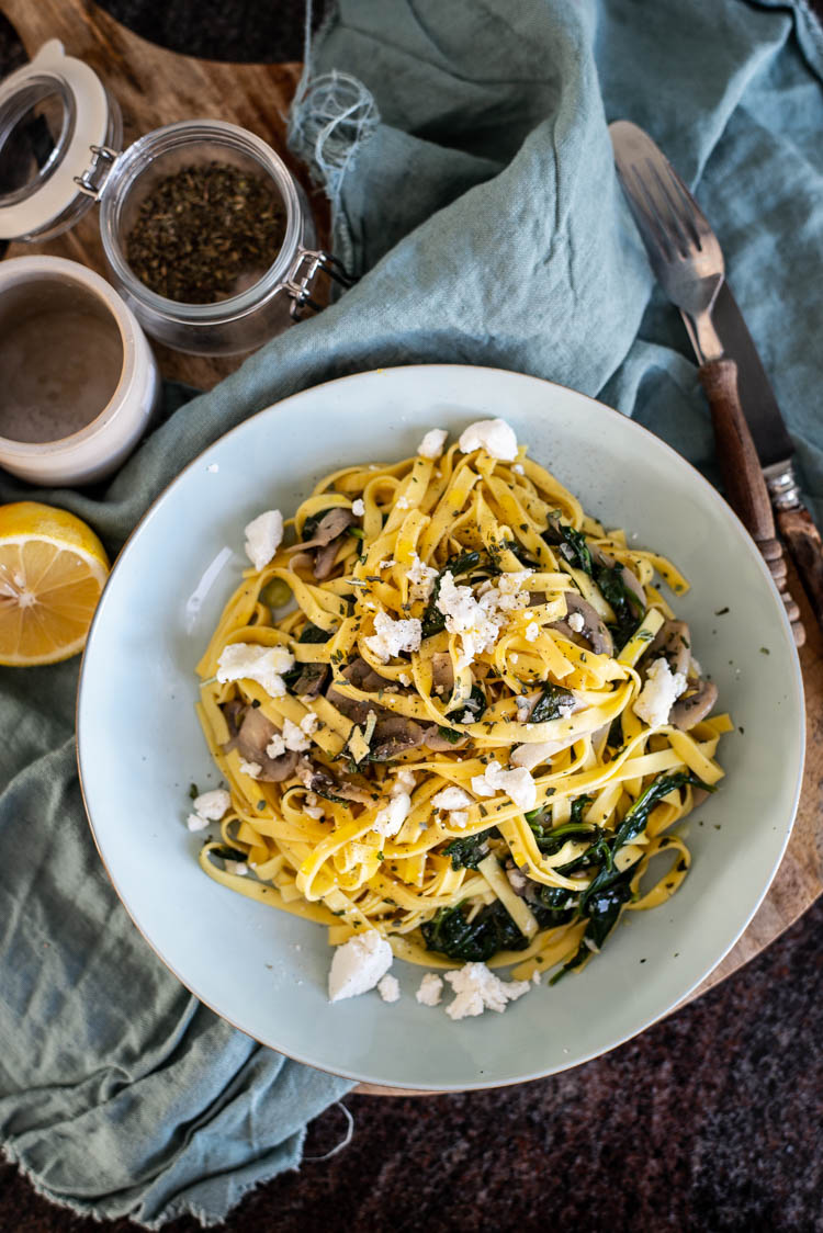 Budget pasta met spinazie, champignons en geitenkaas