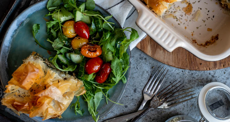 Filodeegtaart met kipgehakt, spinazie en feta