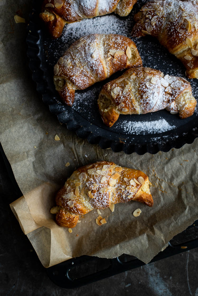 Amandel-speculaascroissantjes met amandelspijs