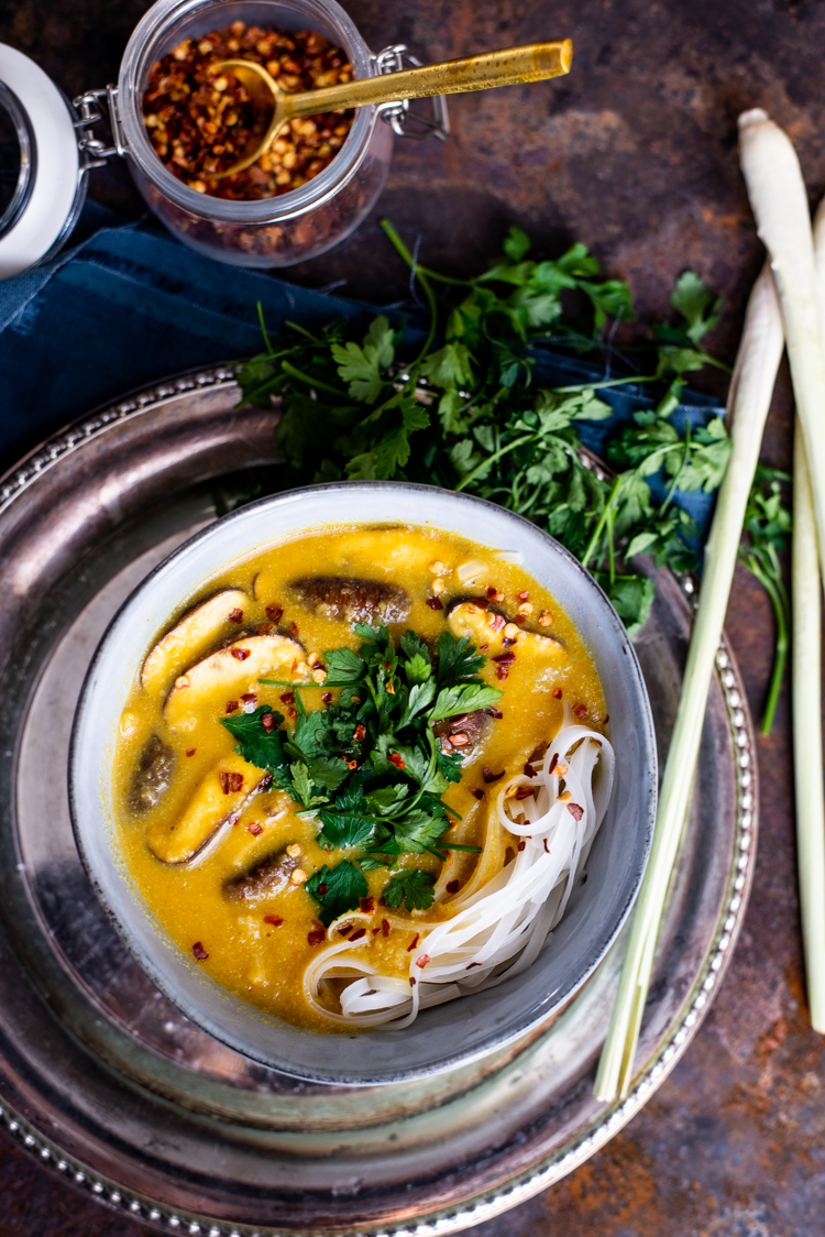 Gele currysoep met rijstnoedels