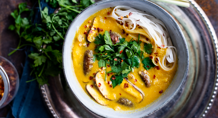 Gele currysoep met rijstnoedels