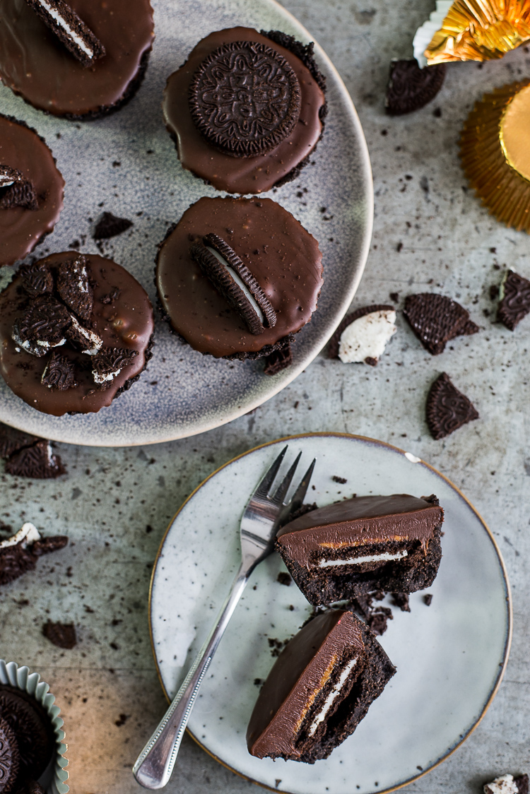 Chocoladefudgetaartjes met pindakaas & Oreo