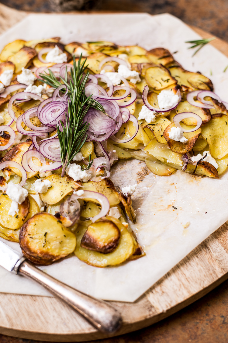 Aardappeltaart met rode ui en geitenkaas