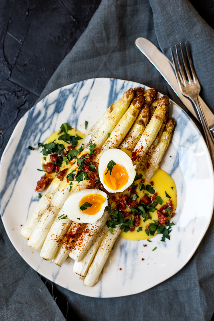 Gegrilde witte asperges met hollandaise en chorizokruim