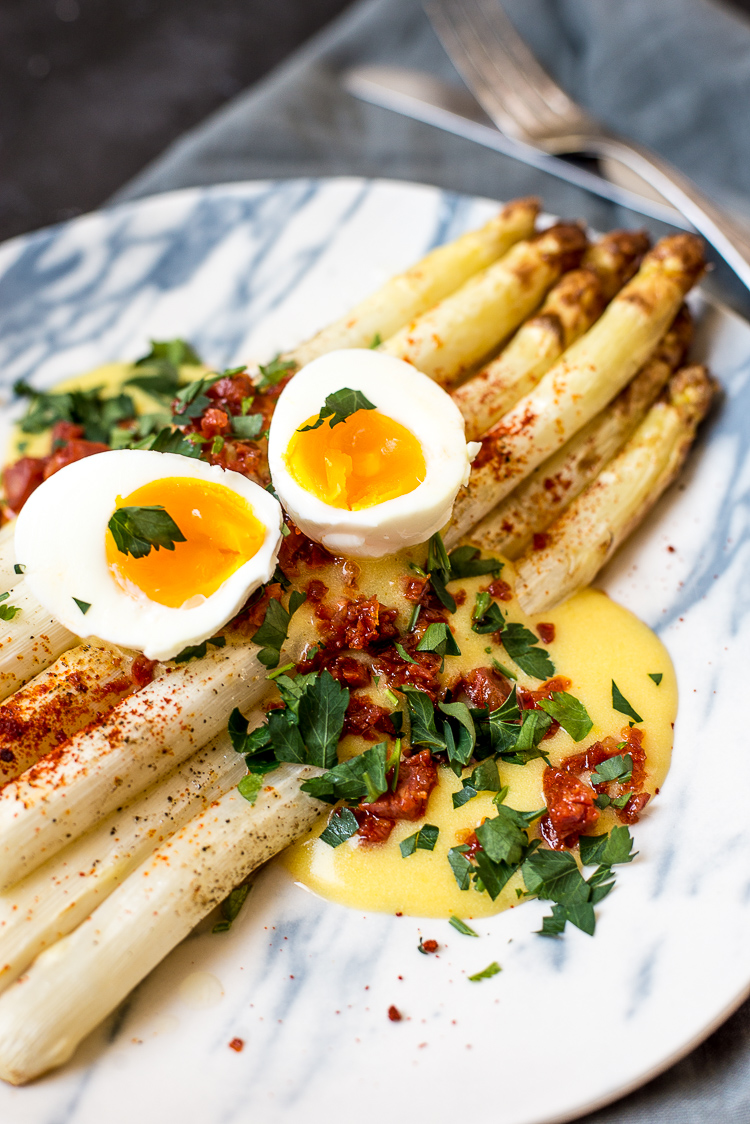 Gegrilde witte asperges met hollandaise en chorizokruim