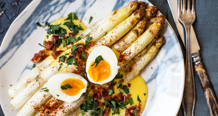 Gegrilde witte asperges met hollandaise en chorizokruim