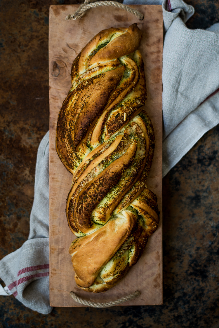 Gevlochten pesto-parmezaanbrood