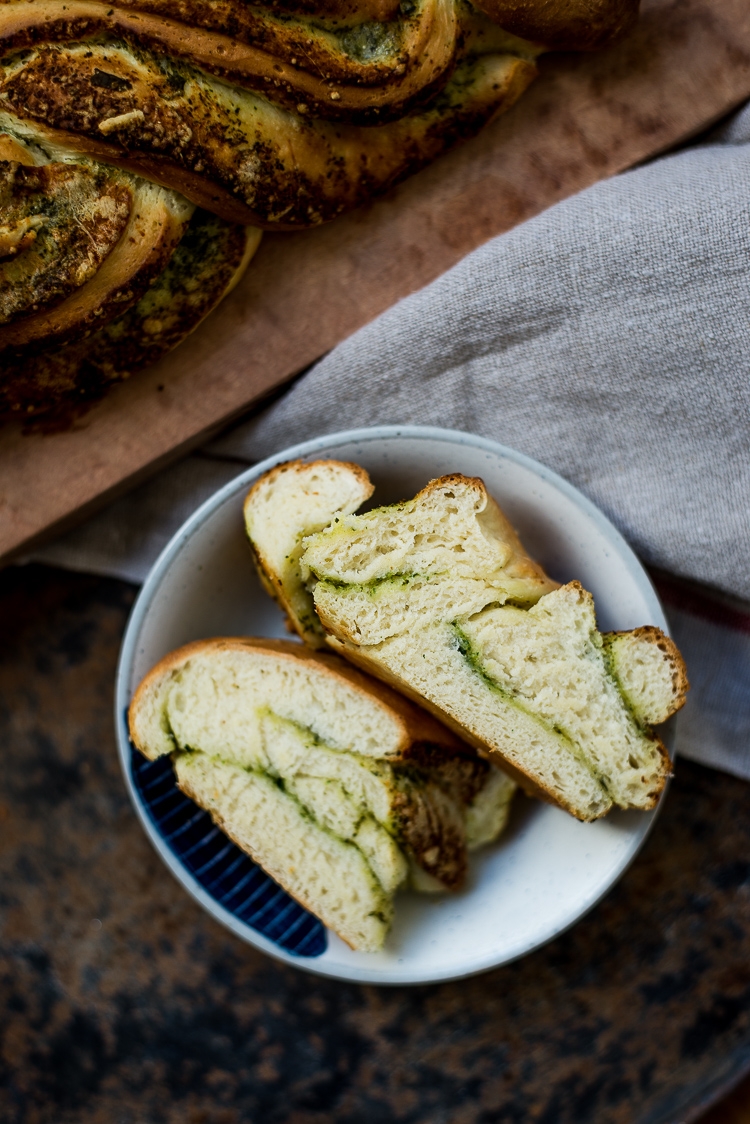 Gevlochten pesto-parmezaanbrood