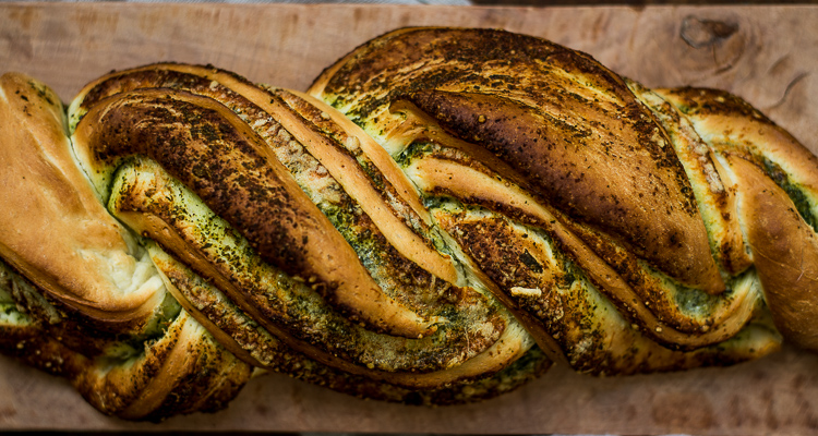 Gevlochten pesto-parmezaanbrood