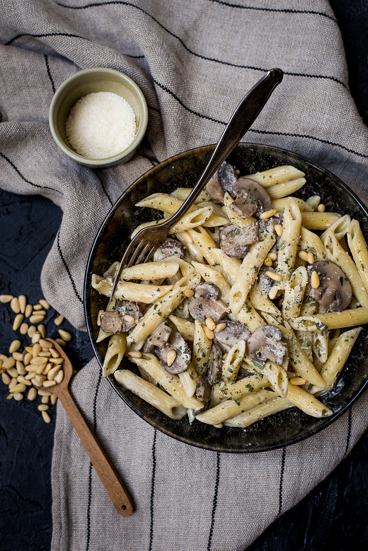 One pot champignon-roompasta met pesto