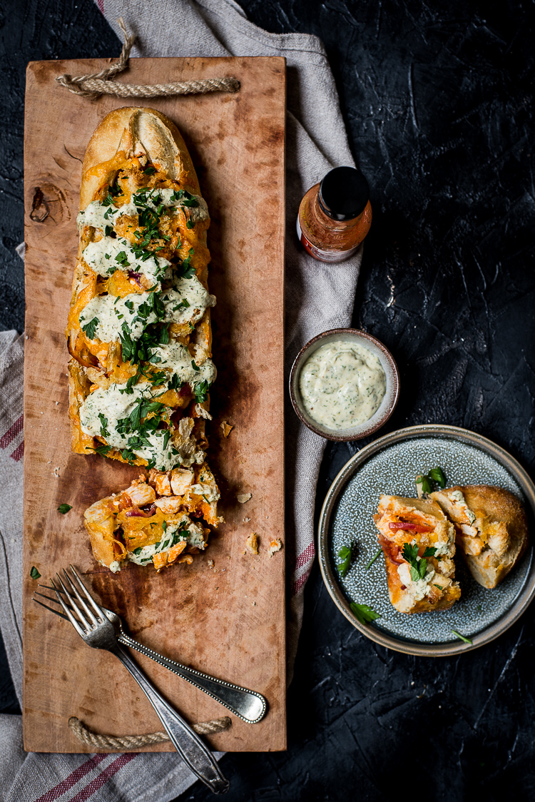 Met buffalo chicken gevuld stokbrood