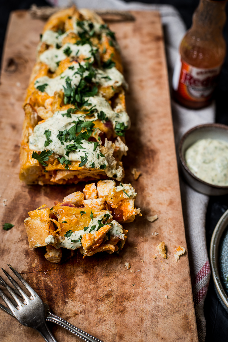 Met buffalo chicken gevuld stokbrood