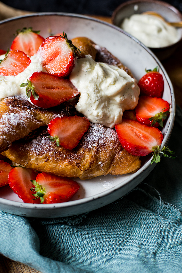 Wentelteefjes van croissants met vanilleroom en verse aardbeien