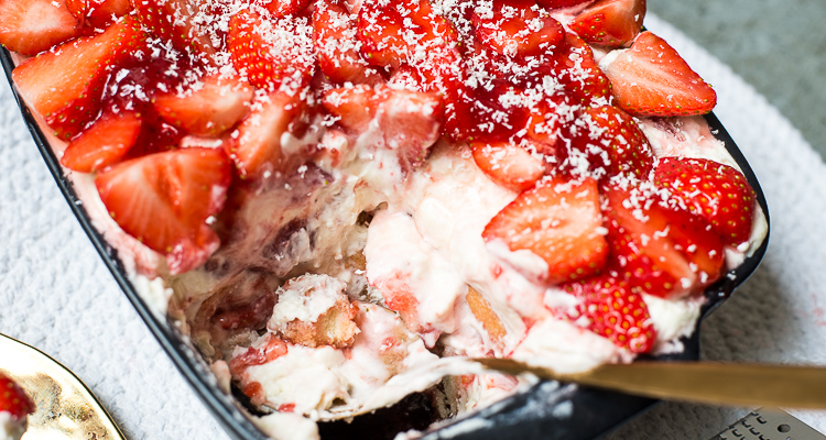 Witte chocoladetiramisu met aardbeien