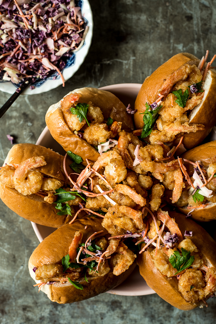 Popcorn shrimp sandwiches met sriracha-coleslaw