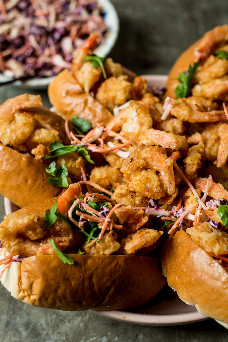 Popcorn shrimp sandwiches met sriracha-coleslaw