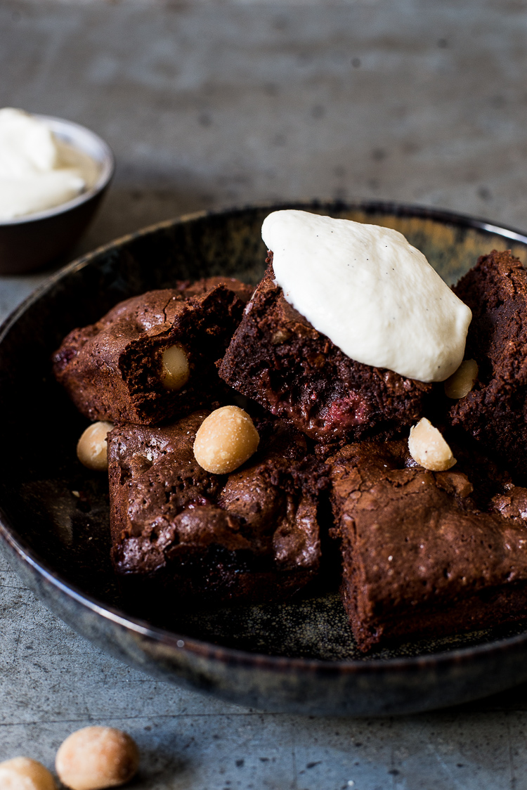 Brownies met framboos, macadamia en mascarpone