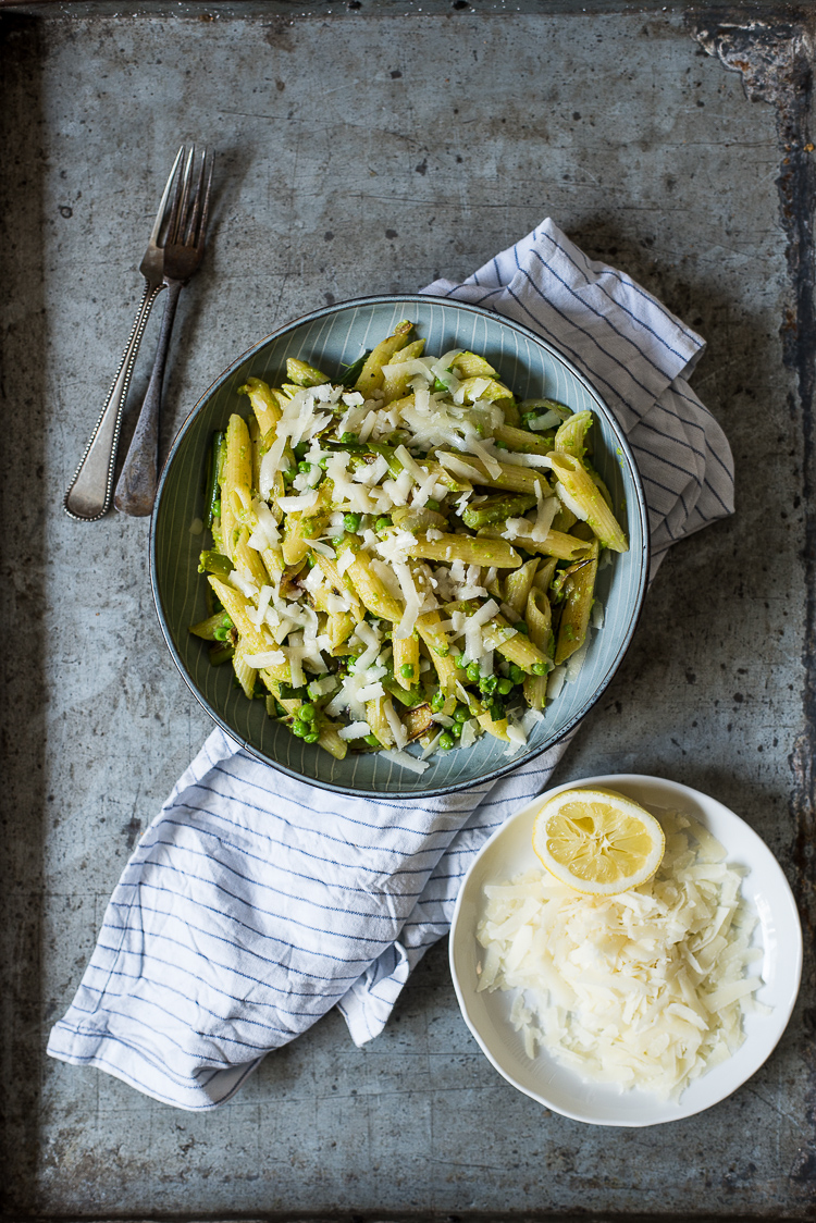 Pasta met doperwtenpesto, lente-ui en pecorino