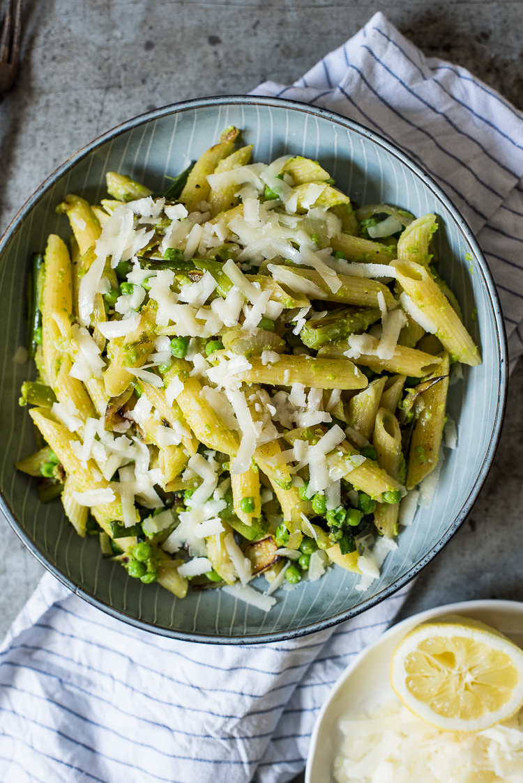 Pasta met doperwtenpesto, lente-ui en pecorino